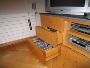 TV-Möbel mit Schubladen