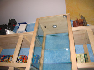 Holzvitrine mit Beleuchtung